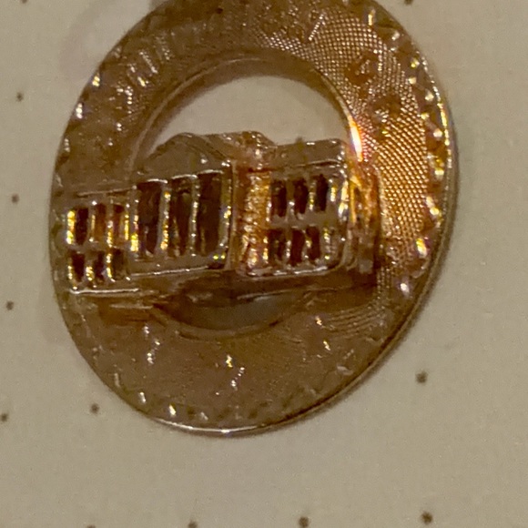 Gold Washington D.C. Pendant - Picture 3 of 7